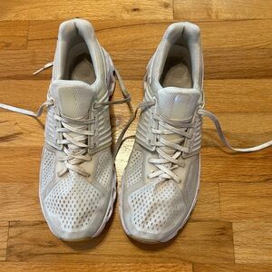 White On Clouds size 11.5